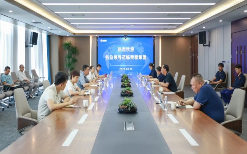 津南區(qū)副區(qū)長薛彤一行到訪榮程集團就企業(yè)生產(chǎn)運行、科技攻關(guān)等調(diào)研服務