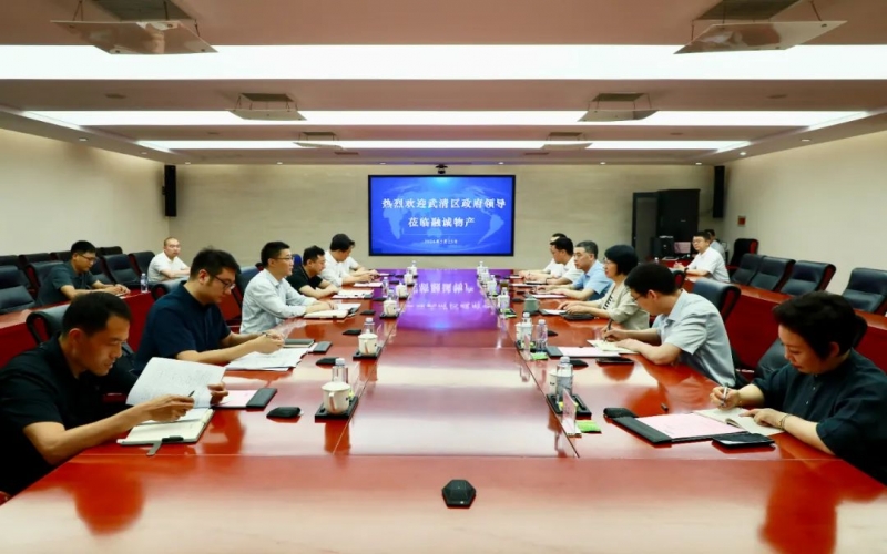 榮程集團(tuán)黨委書記、融誠物產(chǎn)總經(jīng)理張穎與武清區(qū)領(lǐng)導(dǎo)開展座談交流