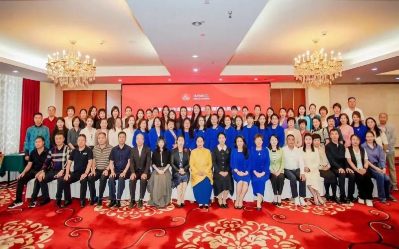 全聯(lián)女企業(yè)家商會會長、榮程集團董事會主席張榮華出席內(nèi)蒙古女企業(yè)家商會第四屆理事會員大會
