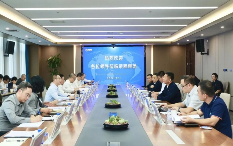 內(nèi)江市威遠(yuǎn)縣委書(shū)記蘭徐、內(nèi)江市經(jīng)濟(jì)合作局黨組書(shū)記王昌雄一行到榮程集團(tuán)考察交流