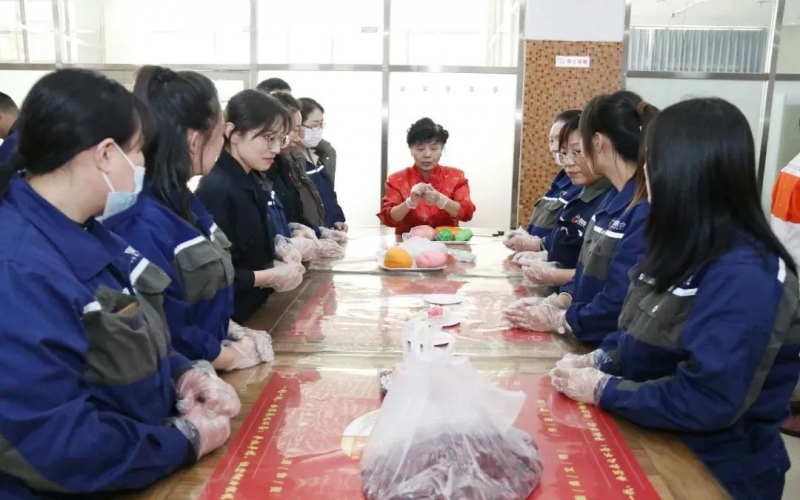 巧手捏面塑 指尖傳非遺！榮程鋼鐵這場(chǎng)活動(dòng)超有趣