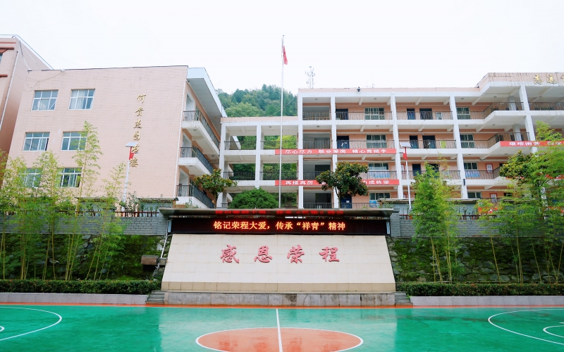 十七年深情伴成長，十五載回訪續(xù)華章 —— 榮程集團(tuán)董事會主席張榮華一行回訪略陽榮程中學(xué)